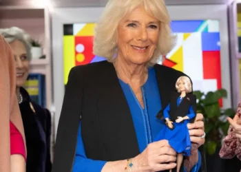 الملكة كاميلا تتسلّم «باربي» تُشبهها قبل 50 عاماً.. شَعرها أشقر مصفَّف وترتدي فستاناً أزرق مثل لباسها