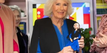 الملكة كاميلا تتسلّم «باربي» تُشبهها قبل 50 عاماً.. شَعرها أشقر مصفَّف وترتدي فستاناً أزرق مثل لباسها