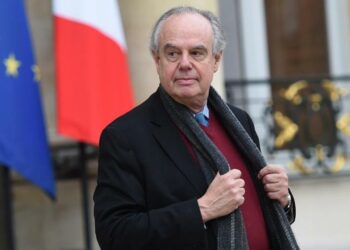 وفاة وزير الثقافة الفرنسي السابق والوجه التلفزيوني الشهير فريديريك ميتران