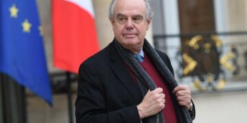 وفاة وزير الثقافة الفرنسي السابق والوجه التلفزيوني الشهير فريديريك ميتران