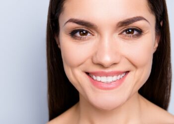 كيفية الحفاظ على بشرة شابة وخالية من تجاعيد الابتسامة حول الفم .. نصائح ووصفات