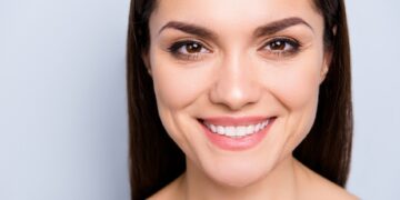 كيفية الحفاظ على بشرة شابة وخالية من تجاعيد الابتسامة حول الفم .. نصائح ووصفات