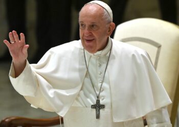 بابا الفاتيكان يدعو إلى وقف دوامة العنف في الشرق الأوسط