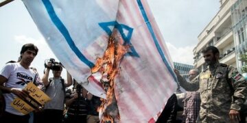 بعد الهجوم على أصفهان.. روسيا تؤكد لإسرائيل أن إيران لا تريد التصعيد ودول عربية تدعو لضبط النفس وتجنب التصعيد