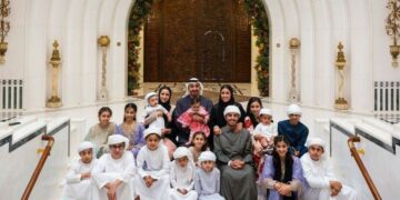 في أول أيام العيد .. رئيس دولة الإمارات الشيخ محمد بن زايد يلتقط صورة عائلية مع أبنائه وأحفاده