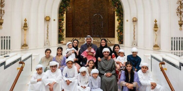 في أول أيام العيد .. رئيس دولة الإمارات الشيخ محمد بن زايد يلتقط صورة عائلية مع أبنائه وأحفاده