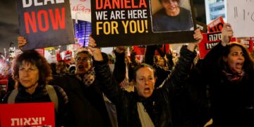 مظاهرات الغضب تجتاح شوارع إسرائيل للمطالبة بالإفراج عن الأسرى بغزة ونتنياهو المتهم الأول بتعطيل الاتفاق مع حماس