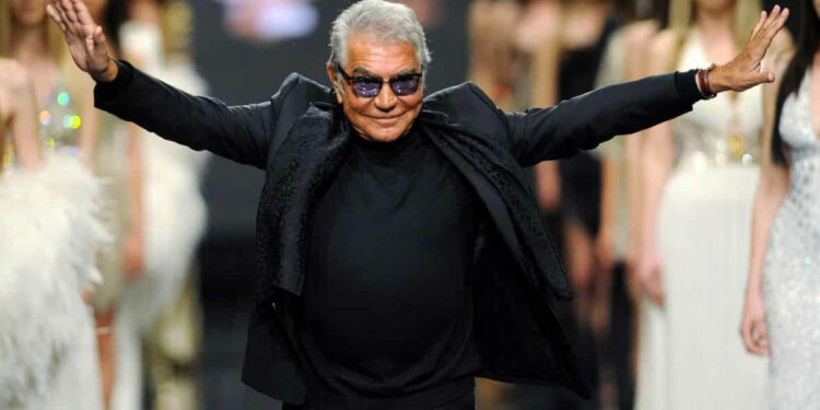 وفاة مصمم الأزياء الإيطالي روبرتو كافالي عن 83 عاما