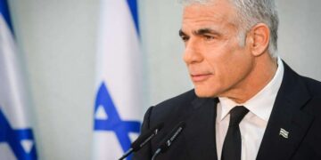 لابيد: كل شيء ينهار من حول إسرائيل وداخلها