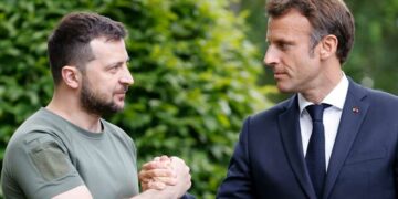 ماكرون سيرسل قوات لأوكرانيا إذا اخترقت روسيا “خطوط الجبهة”
