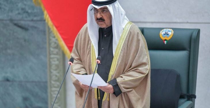 أمير الكويت يعلن حل البرلمان ووقف مؤقت لبعض مواد الدستور لمدة لا تزيد عن 4 سنوات يتم خلالها دراسة جميع جوانب المسيرة الديمقراطية
