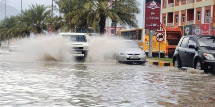 تباطؤ حاد في النشاط غير النفطي بالإمارات في أبريل بفعل السيول