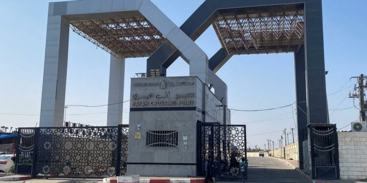 إسرائيل تعتزم تسليم إدارة معبر رفح البري إلى شركة أمريكية خاصة تحت إشرافها.. والفصائل الفلسطينية ترفض وصاية أي جهة خارجية على المعبر