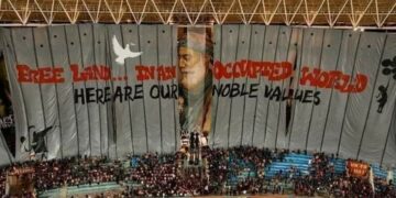 «أرض حرة في عالم محتل».. دخلة جمهور الترجي أمام الأهلي للتاريخ