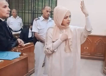 مضيفة طيران تونسية ترتكب أبشع جريمة بحق طفلتها.. والسبب صادم !!!