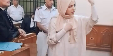 مضيفة طيران تونسية ترتكب أبشع جريمة بحق طفلتها.. والسبب صادم !!!