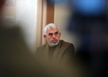 تلقاها وسطاء عرب.. “رسالة مقتضبة” من السنوار بشأن “تسليم الأسلحة” واتفاق الهدنة