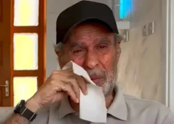 أشهر مخرجي أغاني كاظم الساهر يبكي بدار مسنين