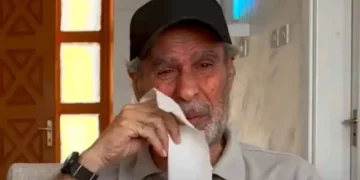 أشهر مخرجي أغاني كاظم الساهر يبكي بدار مسنين