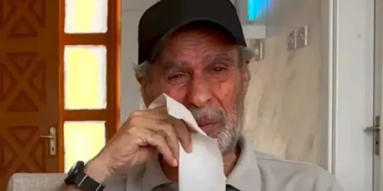 أشهر مخرجي أغاني كاظم الساهر يبكي بدار مسنين