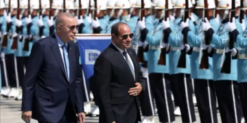 السيسي يعرب عن سعادته بأول زيارة لتركيا ولقاء أردوغان: أتطلع لبدء مرحلة جديدة من الصداقة والتعاون بين البلدين