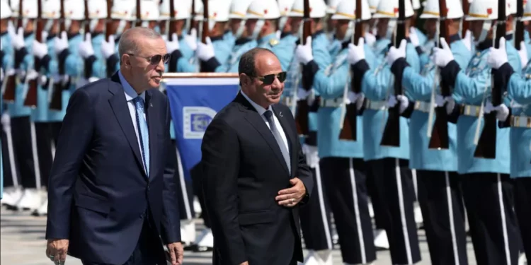 السيسي يعرب عن سعادته بأول زيارة لتركيا ولقاء أردوغان: أتطلع لبدء مرحلة جديدة من الصداقة والتعاون بين البلدين