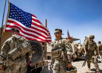 ضابط إسرائيلي يُقر بعدم قدرة الجيش على الإستمرار في حرب الشمال والجنوب ويؤكد: لولا دعم أمريكا لواجهنا صعوبات كبيرة