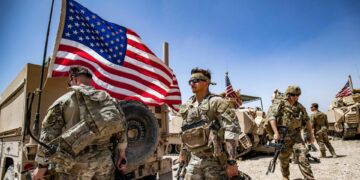 ضابط إسرائيلي يُقر بعدم قدرة الجيش على الإستمرار في حرب الشمال والجنوب ويؤكد: لولا دعم أمريكا لواجهنا صعوبات كبيرة