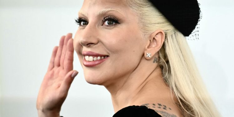 ليدي غاغا تشرح سبب تجاهلها الشائعات التي تزعم بأنها رجل !