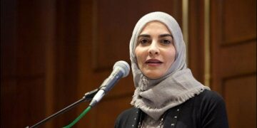 العالمة السعودية حياة سندي تحصد جائزة المرأة الاستثنائية للسلام للعام 2024