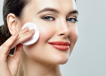 روتين العناية الصباحية: 7 حيل طبيعية تمنح بشرتك النضارة والحيوية