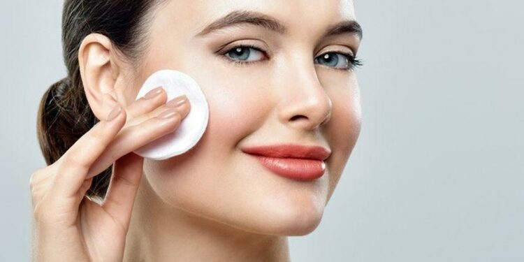 روتين العناية الصباحية: 7 حيل طبيعية تمنح بشرتك النضارة والحيوية