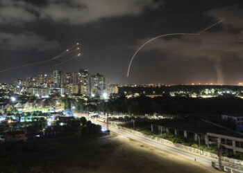 الجيش الإسرائيلي يؤكد سقوط صاروخ من اليمن بوسط البلاد