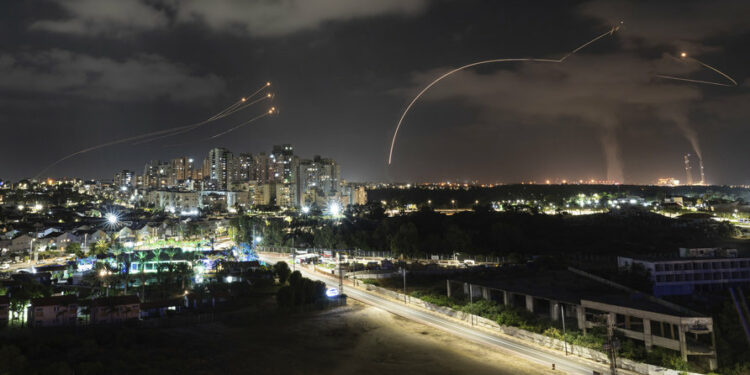 الجيش الإسرائيلي يؤكد سقوط صاروخ من اليمن بوسط البلاد