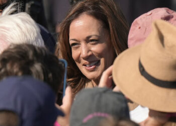 منشورات “تكذّب” والدتها.. حقيقة نموذج هجرة تقدمت به والدة هاريس