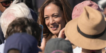 منشورات “تكذّب” والدتها.. حقيقة نموذج هجرة تقدمت به والدة هاريس