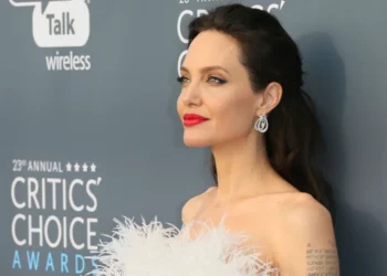 كم تبلغ ثروة أنجلينا جولي؟