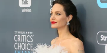 كم تبلغ ثروة أنجلينا جولي؟