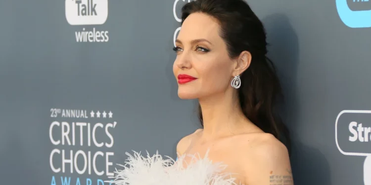 كم تبلغ ثروة أنجلينا جولي؟