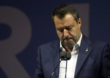 الادعاء الإيطالي يطالب بسجن وزير لرفضه السماح لمهاجرين بالرسو