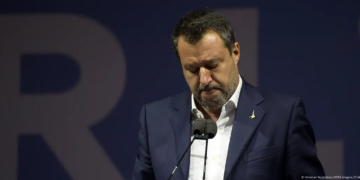 الادعاء الإيطالي يطالب بسجن وزير لرفضه السماح لمهاجرين بالرسو