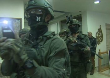 القوات الإسرائيلية تقتحم مكتب قناة “الجزيرة” في الضفة الغربية وتأمر بإغلاقه لمدة 45 يومًا بأمر عسكري