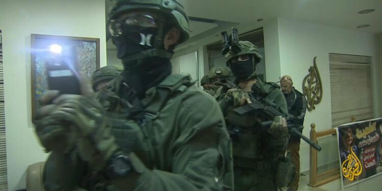القوات الإسرائيلية تقتحم مكتب قناة “الجزيرة” في الضفة الغربية وتأمر بإغلاقه لمدة 45 يومًا بأمر عسكري