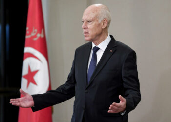 المعارضة تتهمه بالفشل على كل الأصعدة.. قيس سعيّد رئيس “في مهمة إلهية” لإنقاذ تونس