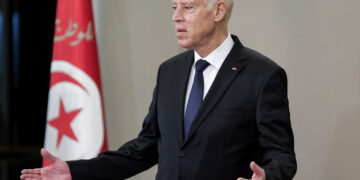 المعارضة تتهمه بالفشل على كل الأصعدة.. قيس سعيّد رئيس “في مهمة إلهية” لإنقاذ تونس