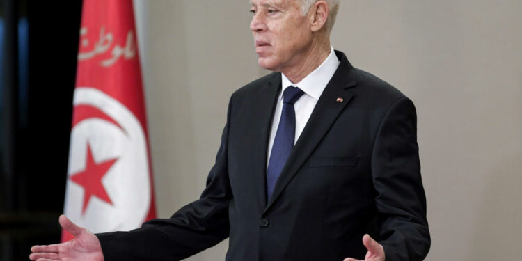 المعارضة تتهمه بالفشل على كل الأصعدة.. قيس سعيّد رئيس “في مهمة إلهية” لإنقاذ تونس