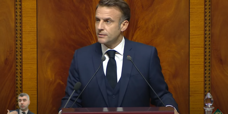 من البرلمان المغربي.. ماكرون يعلن توجيه مستثمرين فرنسيين لإقليم الصحراء.. ويعتبر “الحكم الذاتي تحت السيادة المغربية” هو الإطار لحل المسألة