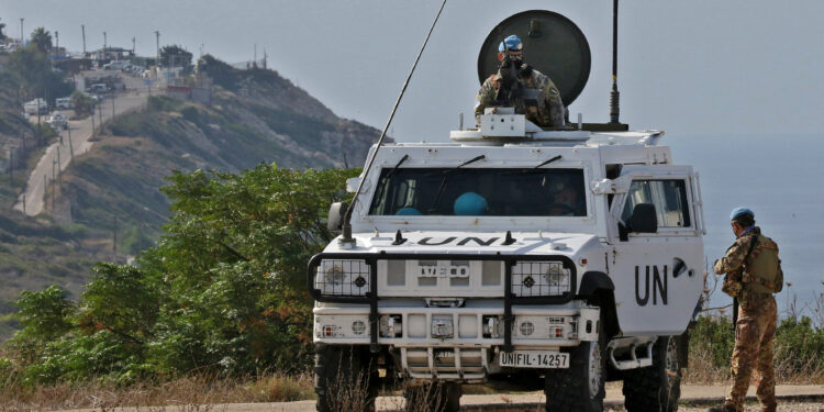 قوات اليونيفيل تتهم الجيش الإسرائيلي بإطلاق النار على مواقع وتجهيزات تابعة لها في جنوب لبنان وإصابة اثنين من جنودها ..وإيطاليا تستدعي سفير إسرائيل