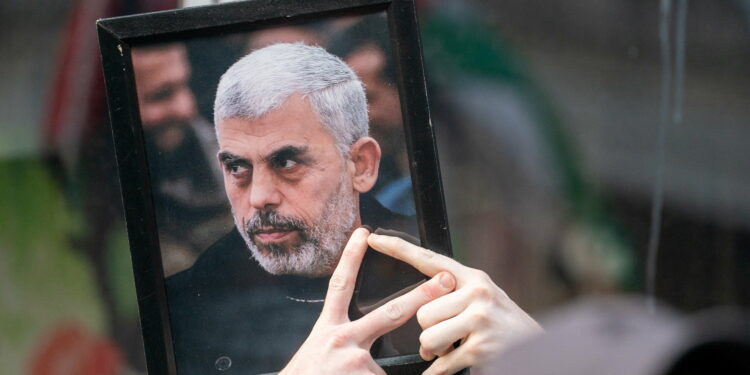 مشاورات إسرائيلية عاجلة ومطالبات بصفقة لإعادة الاسرى بعد التأكد من اغتيال السنوار