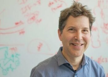 من هو ديفيد بيكر الحاصل على جائزة نوبل للكيمياء هذا العام؟